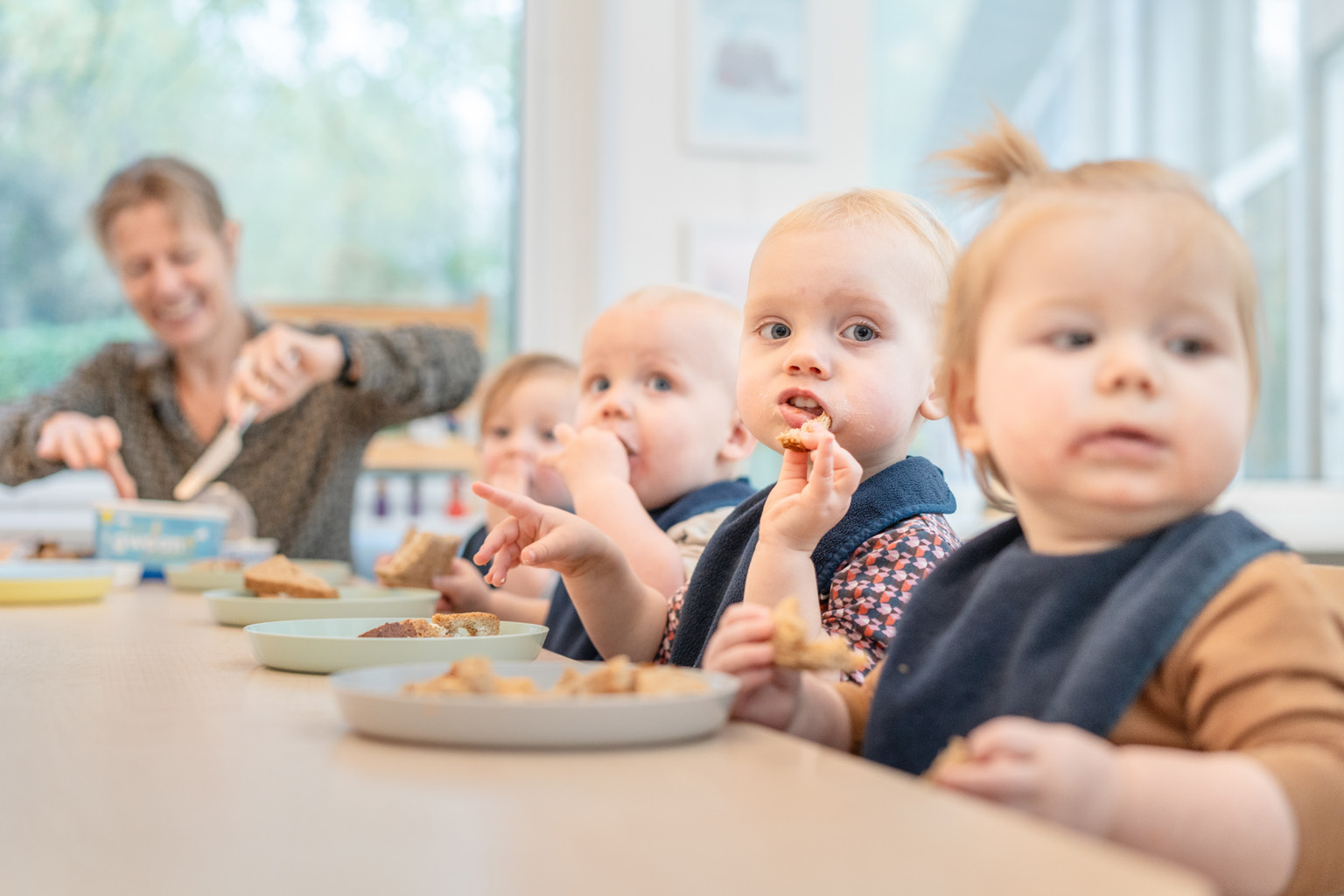 kinderen eten brood op kinderdagverblijf BLOS