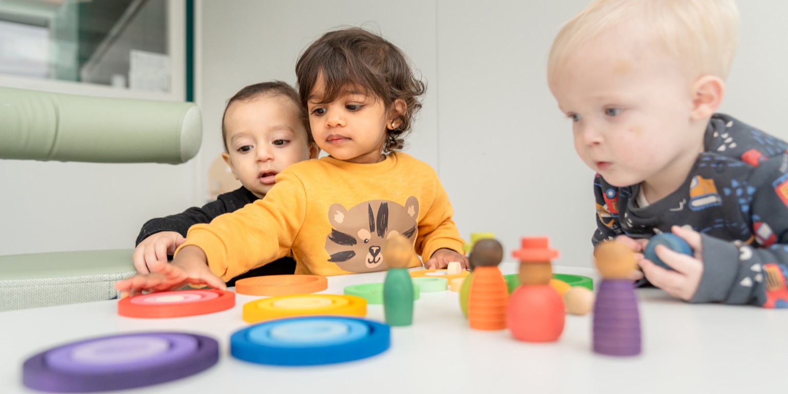 kinderen spelen met gekleurd speelgoed