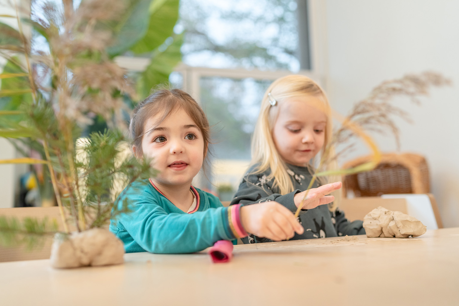 Twee meisjes leren meer over planten