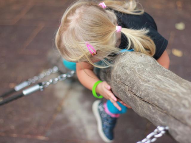 Kind klimt bij BLOS kinderopvang BSO Utrecht Nolenslaan