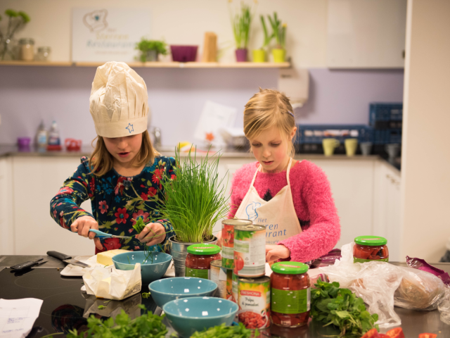Kinderen koken bij BLOS kinderopvang BSO Utrecht Nolenslaan