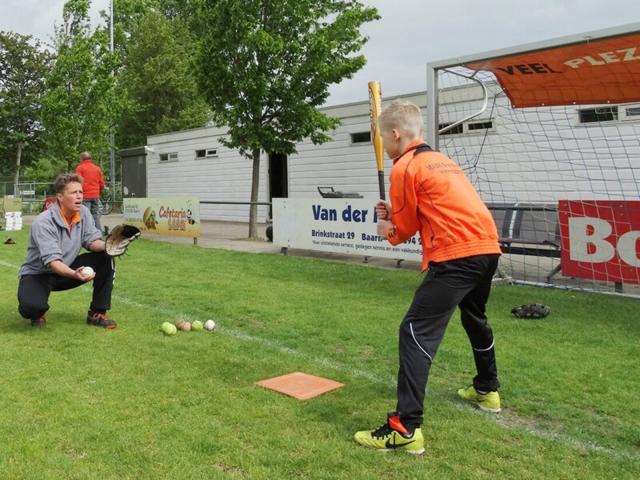 Honkballen bij BLOS kinderopvang Baarn Sport BSO De Geerenweg