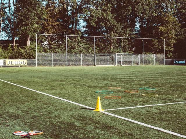 Voetbalveld van BLOS kinderopvang Baarn Sport BSO De Geerenweg