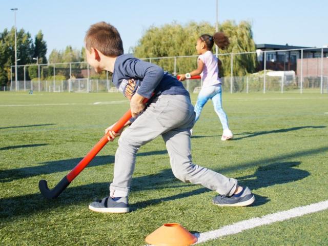 Hockeyen bij BLOS kinderopvang Berkel en Rodenrijs Sport BSO Het Hoge Land