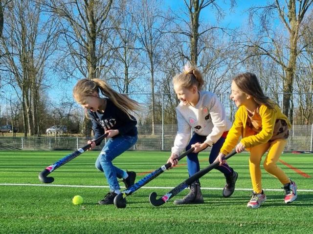 Hockeyen bij BLOS kinderopvang Delft Sport BSO Brasserskade