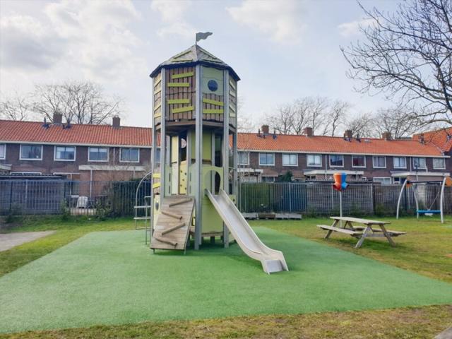 BLOS kinderopvang Leiden BSO Anna van Saksenstraat buitenspeelruimte met klimtoren