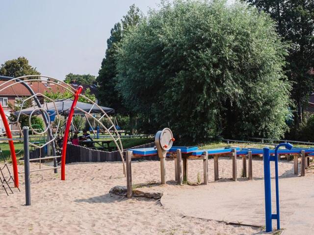 BLOS kinderopvang Leiden BSO Damlaan 2 buitenruimte met klimrek en waterbaan