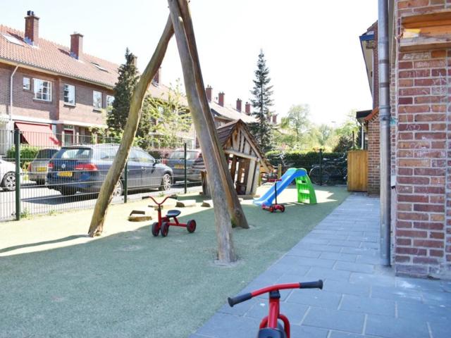 Buitenspeelplaats van BLOS kinderopvang kinderdagverblijf Utrecht Beethovenlaan
