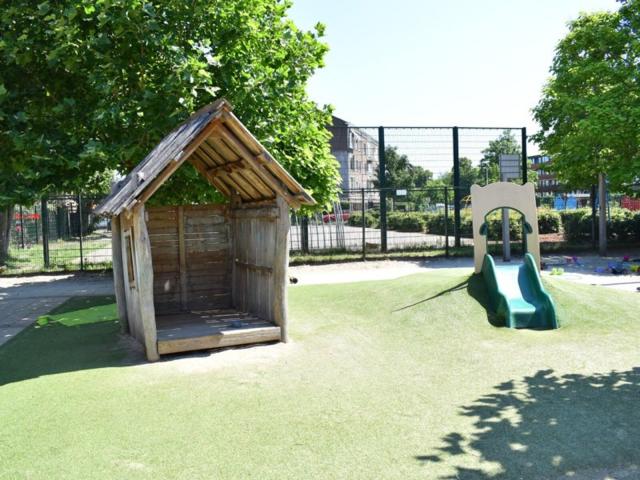 Buitenspeelplaats van BLOS kinderopvang kinderdagverblijf Utrecht C. van Maasdijkstraat