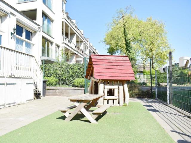 Speelhuisje van BLOS kinderopvang kinderdagverblijf Utrecht JP Coenstraat
