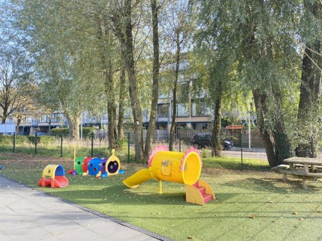 Buitenspeelplaats van BLOS kinderopvang kinderdagverblijf Utrecht Karawanken