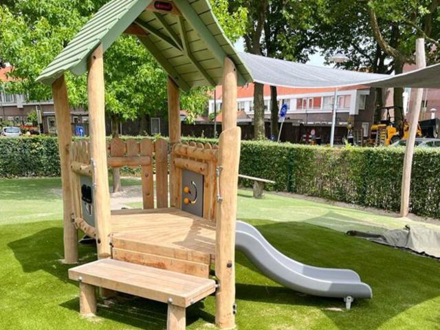 Buitenspeelplaats bij BLOS kinderopvang kinderdagverblijf Utrecht Laan van Chartroise 166