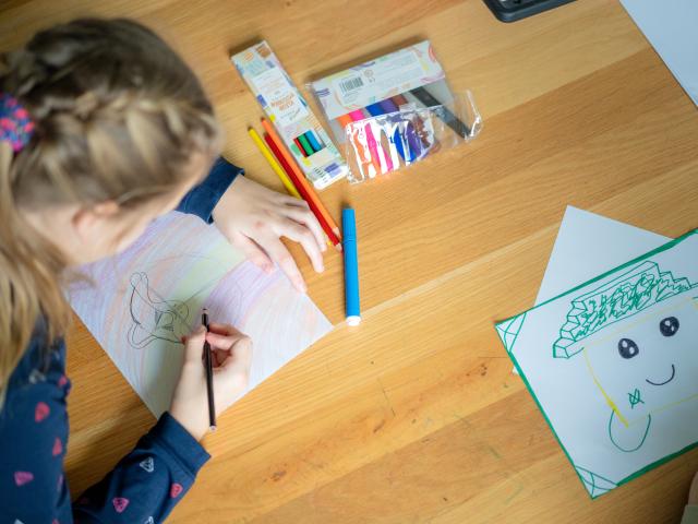 Kind maakt tekening lente met verschillende kleuren bij BLOS