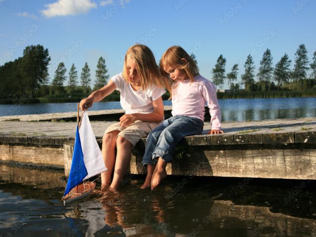 Twee kinderen spelen bij water