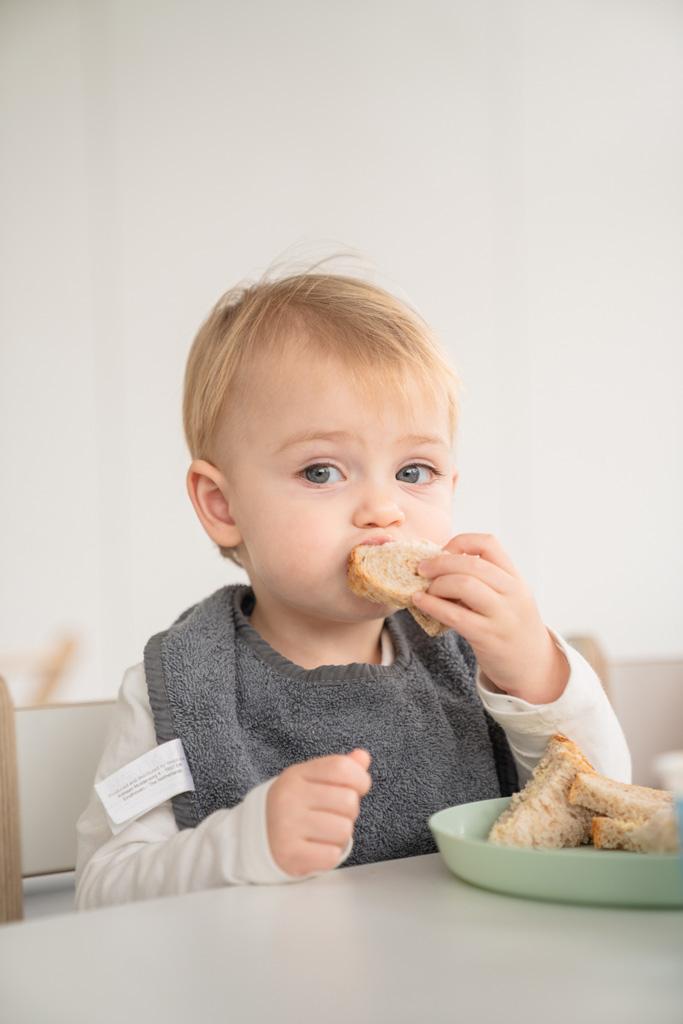 Kind eet een boterham bij BLOS 